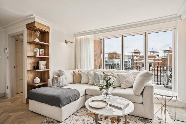 Elegant gestaltetes Wohnzimmer mit moderner Einrichtung in einer Wohnung im Building Iverna Court - hostingholidays - 1385201 in Royal Borough of Kensington and Chelsea, London