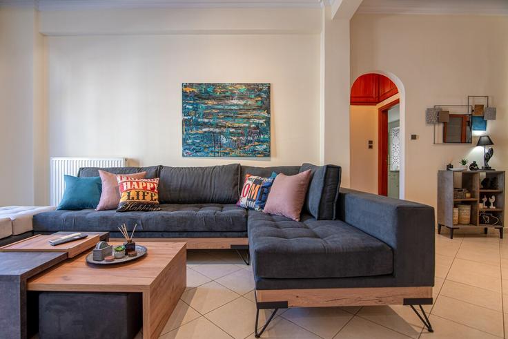 Elegant gestaltetes Wohnzimmer mit moderner Einrichtung in einer Wohnung im Building Vlachothanasi - hostingreece - 1569999 in Central Athens, Athens