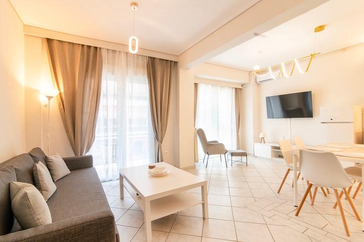 Building Sofokleous - hostingreece - 1570003 adresindeki bir dairede modern mobilyalarla zarif bir şekilde tasarlanmış oturma odası South Athens, Athens Building Sofokleous - hostingreece - 1570003 adresindeki bir dairede modern mobilyalarla zarif bir şekilde tasarlanmış oturma odası South Athens, Athens