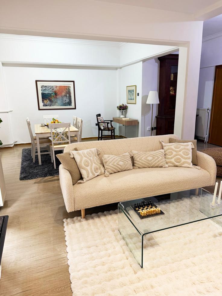 Sala de estar elegantemente projetada com móveis modernos em um apartamento no Building Leoforos Alexandras - hostingreece - 1570005 em Central Athens, Athens Sala de estar elegantemente projetada com móveis modernos em um apartamento no Building Leoforos Alexandras - hostingreece - 1570005 em Central Athens, Athens