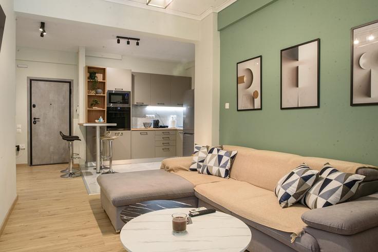 Building Themistokleous - hostingreece - 1570000 adresindeki bir dairede modern mobilyalarla zarif bir şekilde tasarlanmış oturma odası Central Athens, Athens