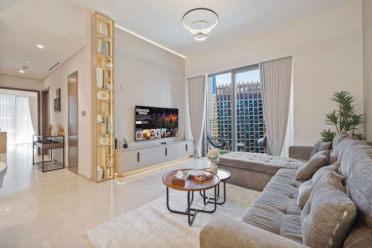 Building Tariaq Bedon Esm - hostiva - 1459498 adresindeki bir dairede modern mobilyalarla zarif bir şekilde tasarlanmış oturma odası Downtown Dubai, Dubai