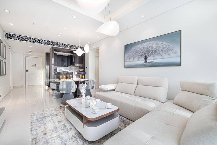 Sala de estar elegantemente projetada com móveis modernos em um apartamento no Building School St - hostiva - 1459504 em Burj Khalifa, Dubai Sala de estar elegantemente projetada com móveis modernos em um apartamento no Building School St - hostiva - 1459504 em Burj Khalifa, Dubai