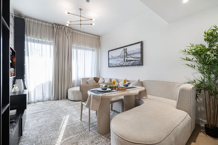 Al Jadaf, Dubai에 위치한 Building Tariaq Bedon Esm - hostiva - 1459505 유닛의 세련된 인테리어가 돋보이는 거실
