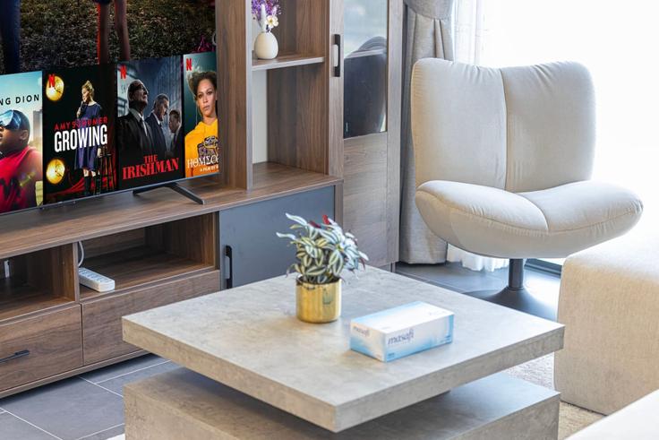 Salle de séjour élégante avec mobilier moderne dans un appartement à Building Tariaq Bedon Esm - hostiva - 1459508 à Nad Al Sheba, Dubai