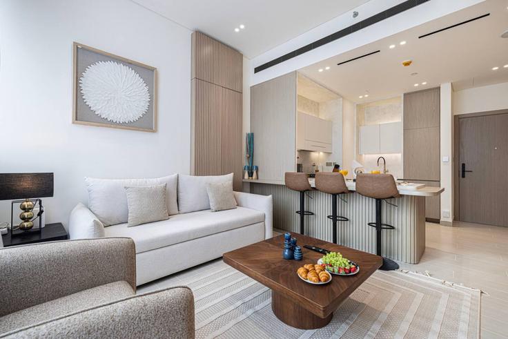 Sala de estar elegantemente projetada com móveis modernos em um apartamento no Building Lazuward North East - hostiva - 1459510 em Al Barsha South Fourth, Dubai Sala de estar elegantemente projetada com móveis modernos em um apartamento no Building Lazuward North East - hostiva - 1459510 em Al Barsha South Fourth, Dubai
