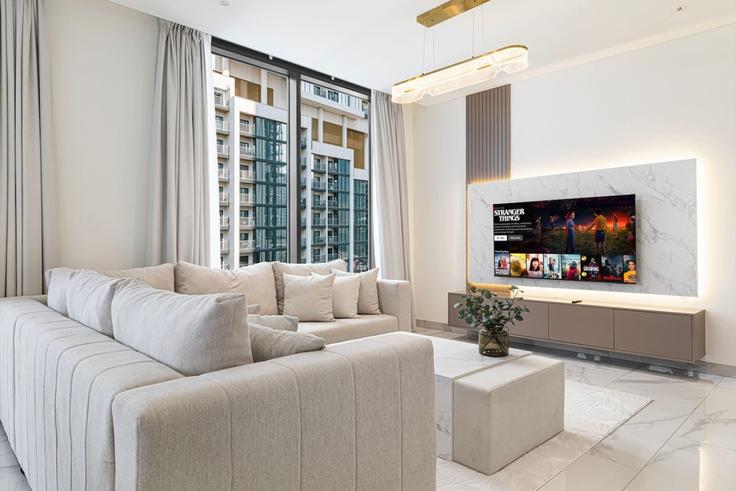 Elegant gestaltetes Wohnzimmer mit moderner Einrichtung in einer Wohnung im Building Tariaq Bedon Esm - hostiva - 1642157 in Al Merkadh, Dubai