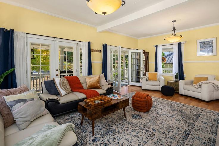 Seattle SeattleのBuilding Southwest Othello Street - hostjeeves - 1318578のアパートメントにある、モダンな家具を備えたエレガントなデザインのリビングルーム