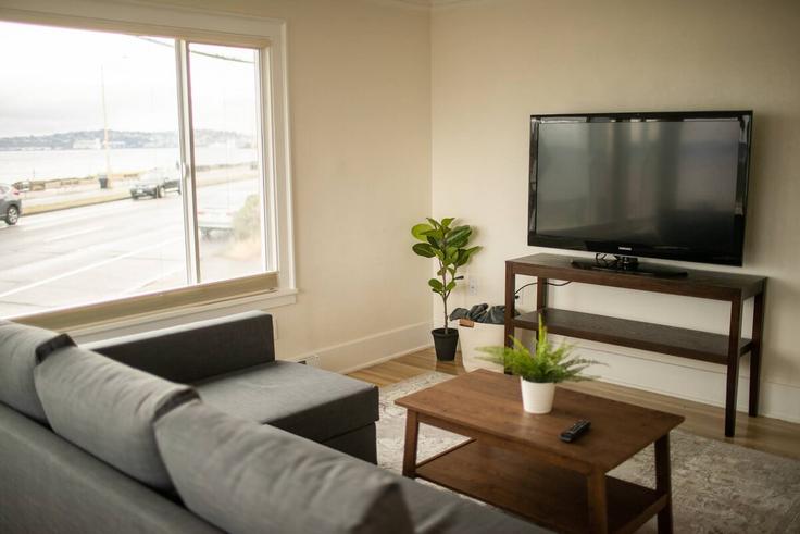 Building Alki Avenue Southwest - hostjeeves - 1051257 - SEA adresindeki bir dairede modern mobilyalarla zarif bir şekilde tasarlanmış oturma odası Seattle, Seattle