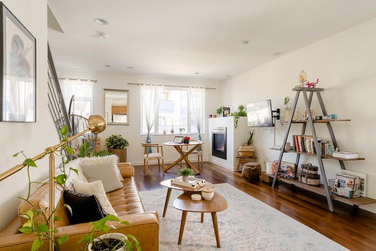 Salle de séjour élégante avec mobilier moderne dans un appartement à Building 63rd Avenue Southwest - hostjeeves - 1051271 - SEA à Seattle, Seattle