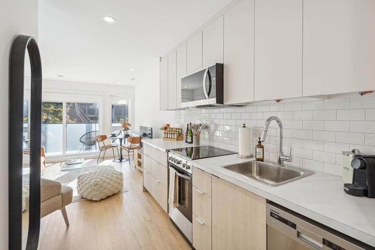 Montreal Ville-MarieのBuilding Rue Bercy - hostmehostaway - 1061541 - TORの高級アパートメントにある、最高級の設備を備えた機能的でスタイリッシュなキッチン