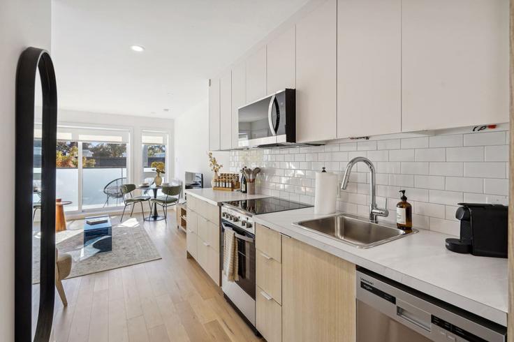 Montreal Ville-MarieのBuilding Rue Bercy - hostmehostaway - 1061542 - TORの高級アパートメントにある、最高級の設備を備えた機能的でスタイリッシュなキッチン