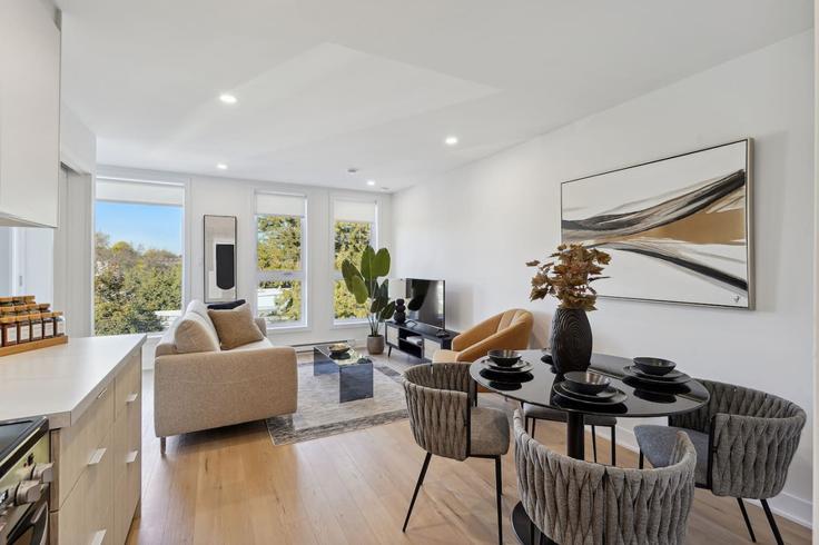 Elegante sala de estar con mobiliario moderno en un apartamento en Building Rue Bercy - hostmehostaway - 1061545 - TOR en Ville-Marie, Montreal