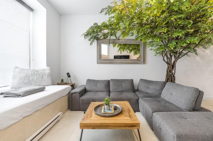 Montreal Le Plateau-Mont-RoyalのBuilding Rue Saint-Denis - hostmehostaway - 1061559 - TORのアパートメントにある、モダンな家具を備えたエレガントなデザインのリビングルーム