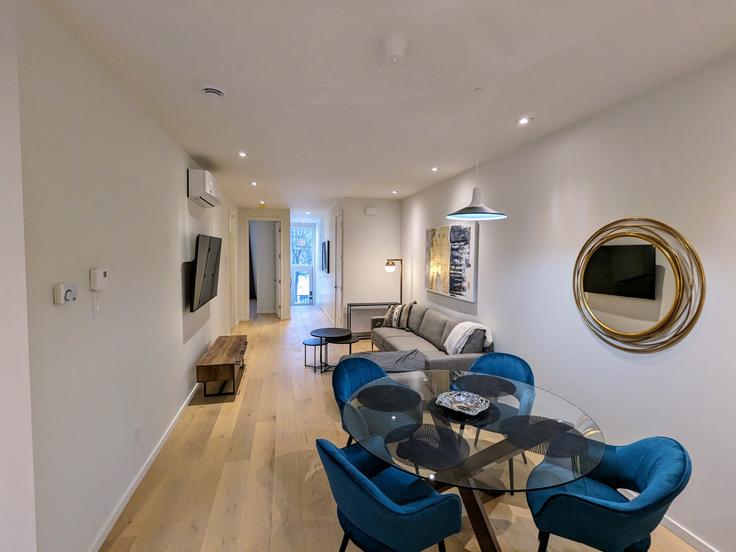 Elegant gestaltetes Wohnzimmer mit moderner Einrichtung in einer Wohnung im Building Rue Rachel Est - hostmehostaway - 1061569 - TOR in Le Plateau-Mont-Royal, Montreal