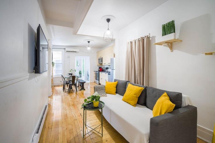 Elegante sala de estar con mobiliario moderno en un apartamento en Building Rue Frontenac - hostmehostaway - 1061585 - TOR en Ville-Marie, Montreal