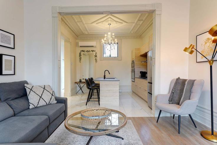 Salle de séjour élégante avec mobilier moderne dans un appartement à Building Rue Saint-Denis - hostmehostaway - 1234646 - TOR à Le Plateau-Mont-Royal, Montreal