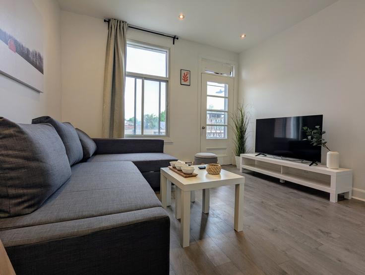 Elegant gestaltetes Wohnzimmer mit moderner Einrichtung in einer Wohnung im Building Rue Hochelaga - hostmehostaway - 1240151 - TOR in Mercier-Hochelaga-Maisonneuve, Montreal Elegant gestaltetes Wohnzimmer mit moderner Einrichtung in einer Wohnung im Building Rue Hochelaga - hostmehostaway - 1240151 - TOR in Mercier-Hochelaga-Maisonneuve, Montreal