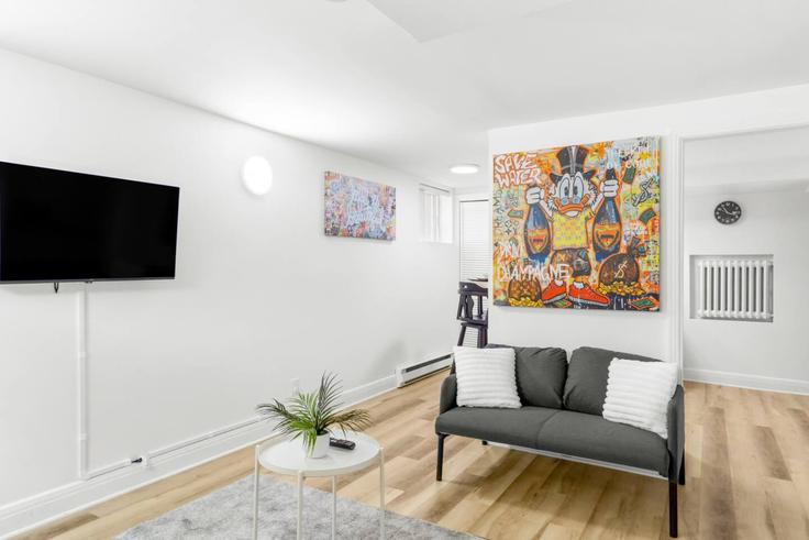 Salle de séjour élégante avec mobilier moderne dans un appartement à Building 10e Avenue - hostmehostaway - 1460078 à Rosemont-La Petite-Patrie, Montreal