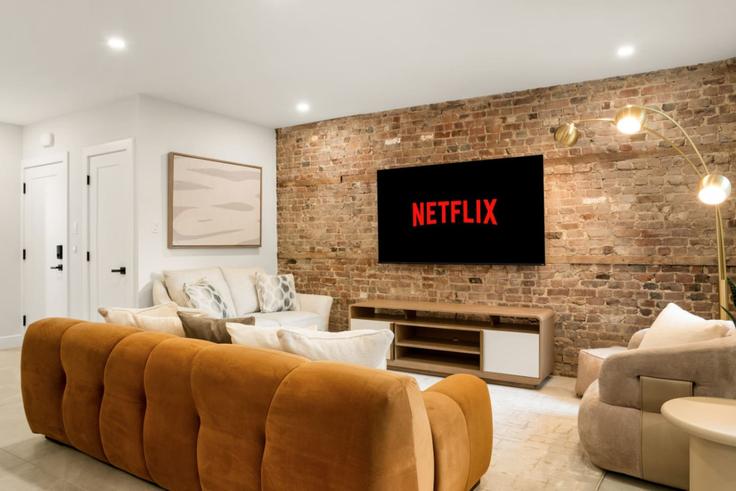 Salle de séjour élégante avec mobilier moderne dans un appartement à Building Québec 335 - hostmehostaway - 1491168 à Le Plateau-Mont-Royal, Montreal