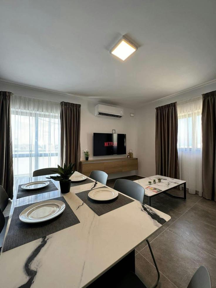 St. Paul's Bay St. Paul's BayのBuilding N.Ardoino - hostmt - 1309965 - MLTのアパートメントにある、モダンな家具を備えたエレガントなデザインのリビングルーム St. Paul's Bay St. Paul's BayのBuilding N.Ardoino - hostmt - 1309965 - MLTのアパートメントにある、モダンな家具を備えたエレガントなデザインのリビングルーム