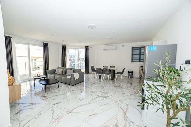 St. Paul's Bay St. Paul's BayのBuilding Triq Gulju - hostmt - 1309973 - MLTのアパートメントにある、モダンな家具を備えたエレガントなデザインのリビングルーム St. Paul's Bay St. Paul's BayのBuilding Triq Gulju - hostmt - 1309973 - MLTのアパートメントにある、モダンな家具を備えたエレガントなデザインのリビングルーム