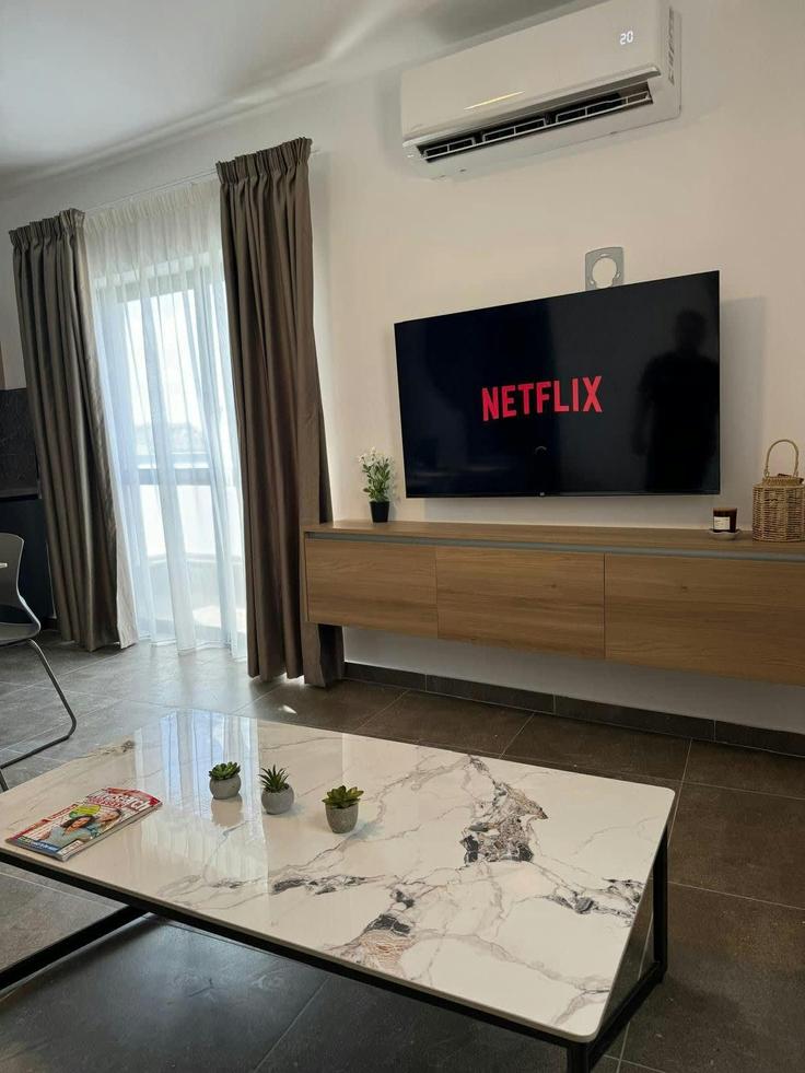 Elegant gestaltetes Wohnzimmer mit moderner Einrichtung in einer Wohnung im Building N.Ardoino - hostmt - 1309969 - MLT in St. Paul's Bay, St. Paul's Bay Elegant gestaltetes Wohnzimmer mit moderner Einrichtung in einer Wohnung im Building N.Ardoino - hostmt - 1309969 - MLT in St. Paul's Bay, St. Paul's Bay