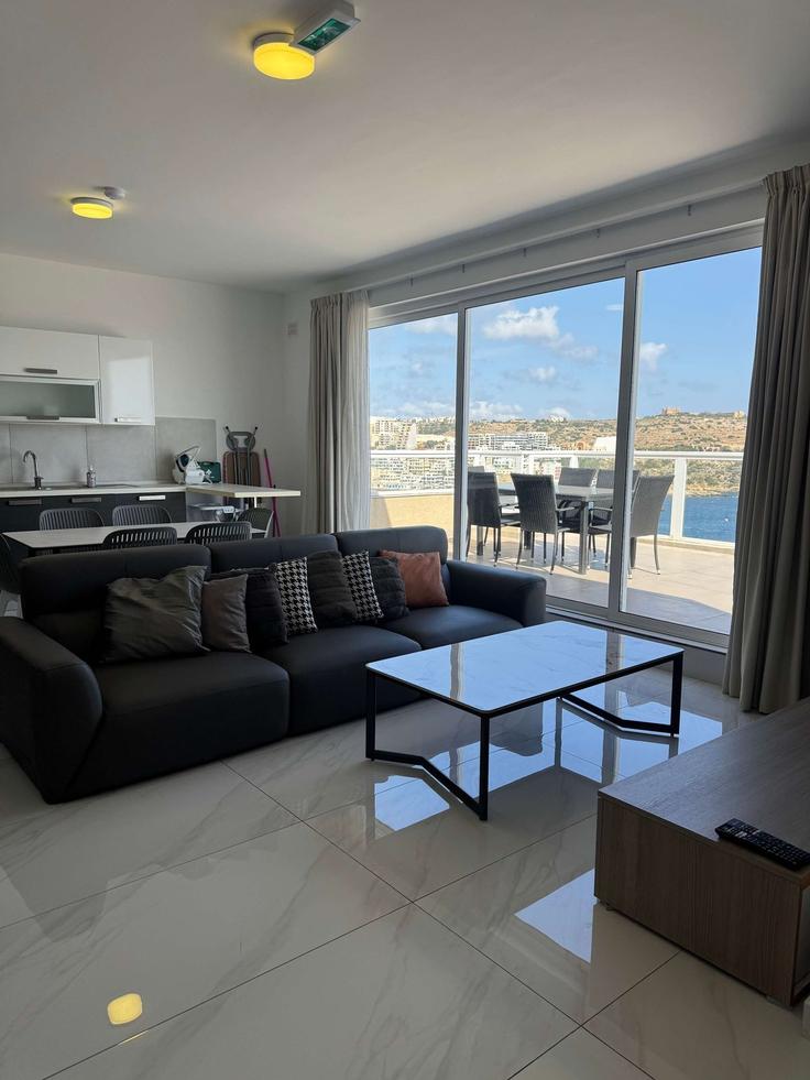 Elegante sala de estar con mobiliario moderno en un apartamento en Building Triq San Pawl - hostmt - 1309986 - MLT en St. Paul's Bay, St. Paul's Bay