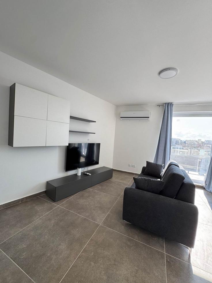 Elegant gestaltetes Wohnzimmer mit moderner Einrichtung in einer Wohnung im Building Triq Cospicua - hostmt - 1310034 - MLT in Fgura, Fgura