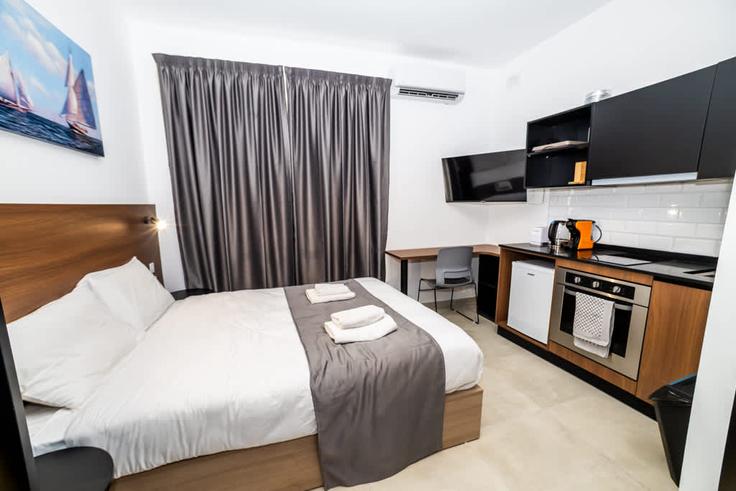 St. Paul's Bay St. Paul's BayのBuilding WCW9+GF2 - hostmt - 1310016 - MLTのアパートメントにある、モダンな家具を備えたエレガントなデザインのリビングルーム St. Paul's Bay St. Paul's BayのBuilding WCW9+GF2 - hostmt - 1310016 - MLTのアパートメントにある、モダンな家具を備えたエレガントなデザインのリビングルーム