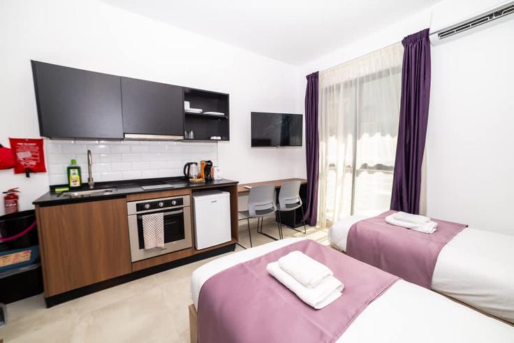 Elegante sala de estar con mobiliario moderno en un apartamento en Building WCW9+GF2 - hostmt - 1309998 - MLT en St. Paul's Bay, St. Paul's Bay