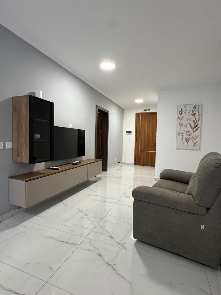 Elegante sala de estar con mobiliario moderno en un apartamento en Building Triq Cospicua - hostmt - 1523492 en Fgura, Fgura