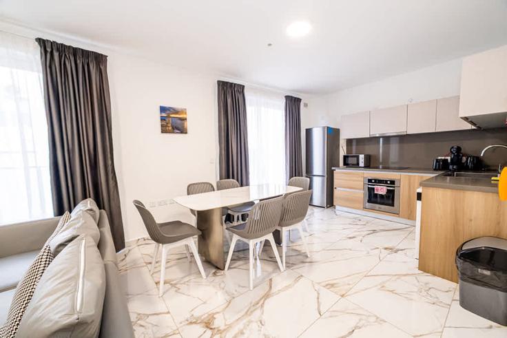 Sala de estar elegantemente projetada com móveis modernos em um apartamento no Building Ankri - hostmt - 1523527 em St. Paul's Bay, St. Paul's Bay Sala de estar elegantemente projetada com móveis modernos em um apartamento no Building Ankri - hostmt - 1523527 em St. Paul's Bay, St. Paul's Bay