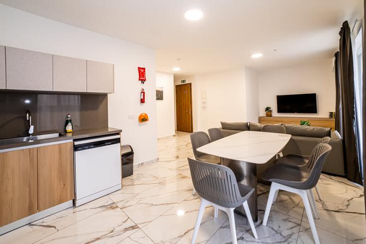 Sala de estar elegantemente projetada com móveis modernos em um apartamento no Building Ankri - hostmt - 1523498 em St. Paul's Bay, St. Paul's Bay Sala de estar elegantemente projetada com móveis modernos em um apartamento no Building Ankri - hostmt - 1523498 em St. Paul's Bay, St. Paul's Bay