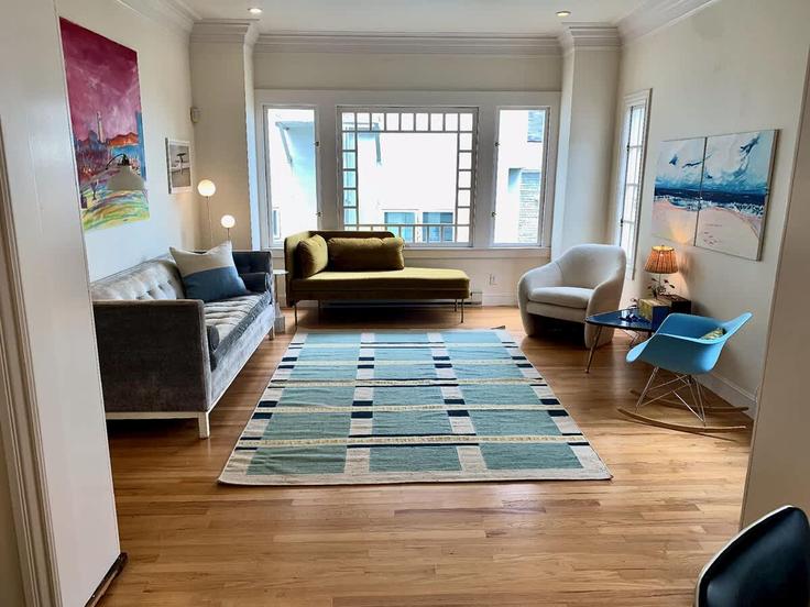 Salle de séjour élégante avec mobilier moderne dans un appartement à Building Sacramento Street - hostwell-inc - 1569483 à San Francisco, San Francisco