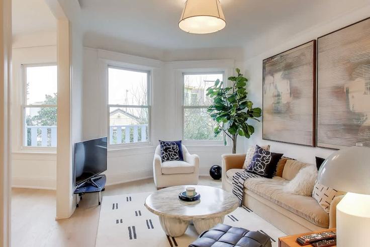 Salle de séjour élégante avec mobilier moderne dans un appartement à Building Fulton Street - hostwell-inc - 1569491 à San Francisco, San Francisco