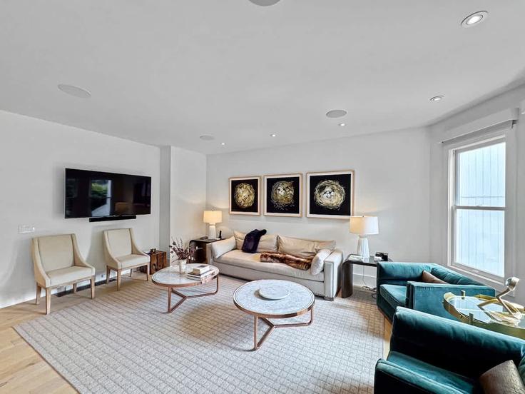 Salle de séjour élégante avec mobilier moderne dans un appartement à Building 18th Street - hostwell-inc - 1569492 à San Francisco, San Francisco