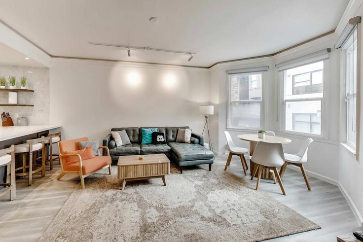 Salle de séjour élégante avec mobilier moderne dans un appartement à Building Natoma Street - hostwell-inc - 1569495 à San Francisco, San Francisco