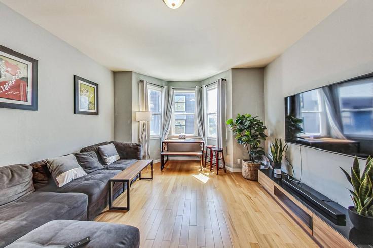 Salle de séjour élégante avec mobilier moderne dans un appartement à Building Natoma Street - hostwell-services - 1259139 - SFO à San Francisco, San Francisco