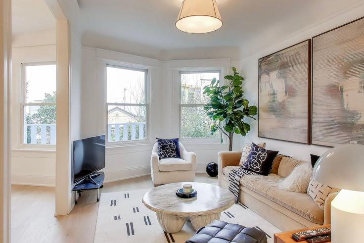 Building Fulton Street - hostwell-services - 1374800 adresindeki bir dairede modern mobilyalarla zarif bir şekilde tasarlanmış oturma odası San Francisco, San Francisco