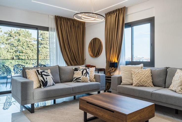 Salle de séjour élégante avec mobilier moderne dans un appartement à Building Dorou Pontiki - hostyo - 1366651 à Limassol, Limassol