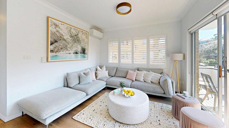 Elegant gestaltetes Wohnzimmer mit moderner Einrichtung in einer Wohnung im Building Hill Street - hotelesque - 1609139 in Coogee, Sydney
