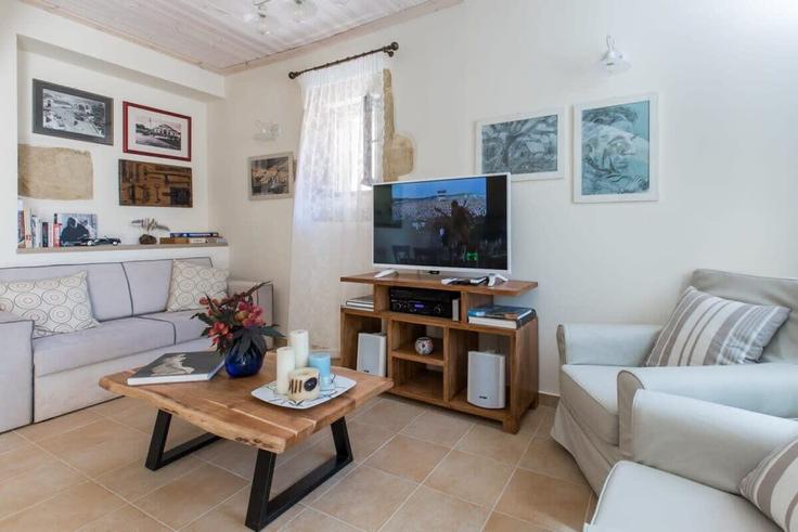 Sala de estar elegantemente projetada com móveis modernos em um apartamento no Building Palea Ethniki Odos Kissamou Chanion - hotelyzer - 1259400 - ATH em Drapanias, Chania