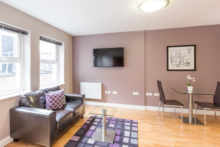 Elegante sala de estar con mobiliario moderno en un apartamento en Building Friar Street - house-of-fisher-1 - 1631239 en Reading, Reading Elegante sala de estar con mobiliario moderno en un apartamento en Building Friar Street - house-of-fisher-1 - 1631239 en Reading, Reading