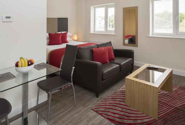 Sala de estar elegantemente projetada com móveis modernos em um apartamento no Building Easthampstead Road - house-of-fisher-1 - 1631234 em Bracknell, Bracknell Sala de estar elegantemente projetada com móveis modernos em um apartamento no Building Easthampstead Road - house-of-fisher-1 - 1631234 em Bracknell, Bracknell