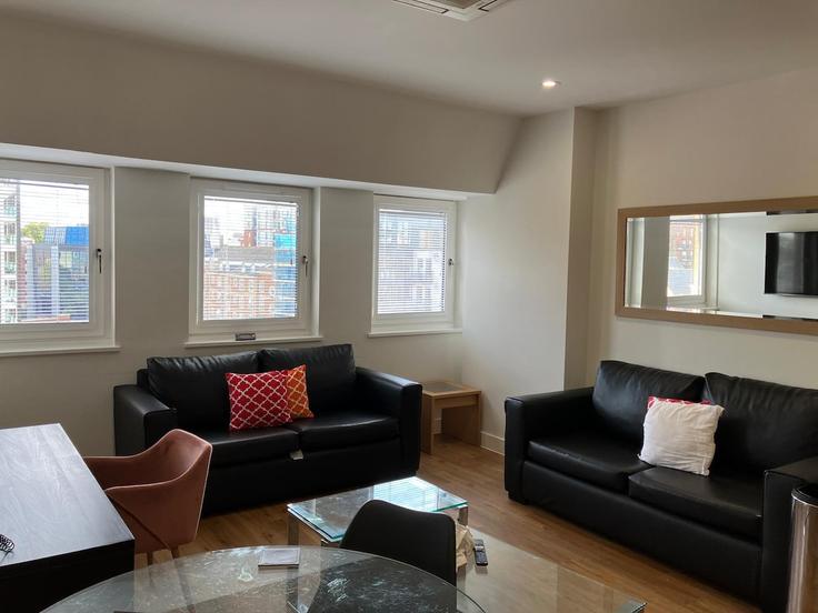 Elegant gestaltetes Wohnzimmer mit moderner Einrichtung in einer Wohnung im Building Queens Road - house-of-fisher-1 - 1598116 in Reading, Reading Elegant gestaltetes Wohnzimmer mit moderner Einrichtung in einer Wohnung im Building Queens Road - house-of-fisher-1 - 1598116 in Reading, Reading
