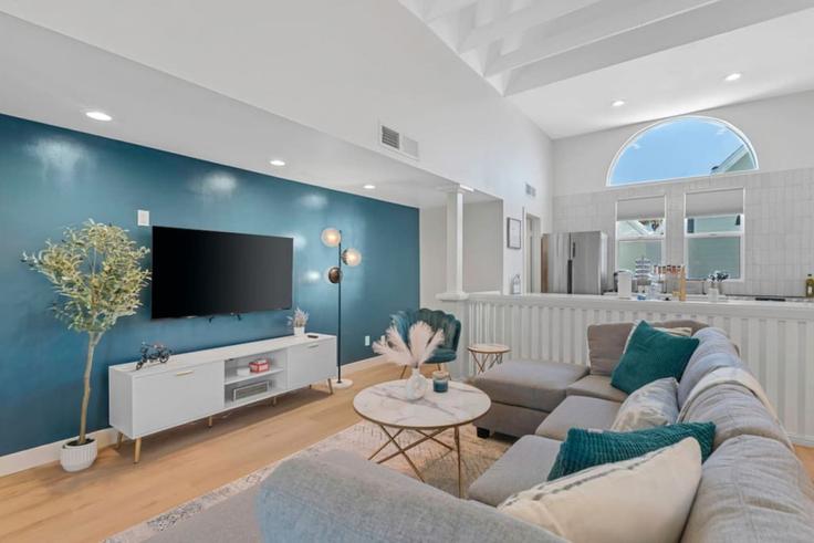 Elegant gestaltetes Wohnzimmer mit moderner Einrichtung in einer Wohnung im Building North 8th Place - house-of-living21 - 1366951 in Phoenix, Phoenix Elegant gestaltetes Wohnzimmer mit moderner Einrichtung in einer Wohnung im Building North 8th Place - house-of-living21 - 1366951 in Phoenix, Phoenix