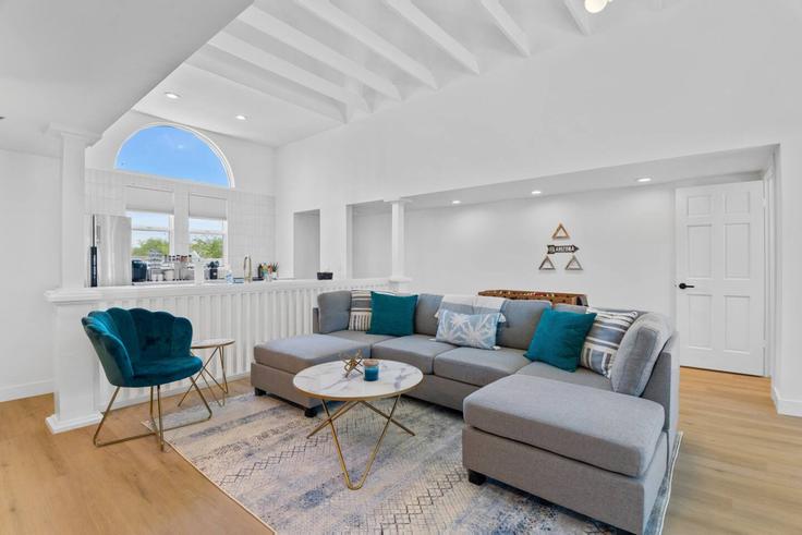 Elegante sala de estar con mobiliario moderno en un apartamento en Building North 8th Place - house-of-living21 - 1366953 en Phoenix, Phoenix