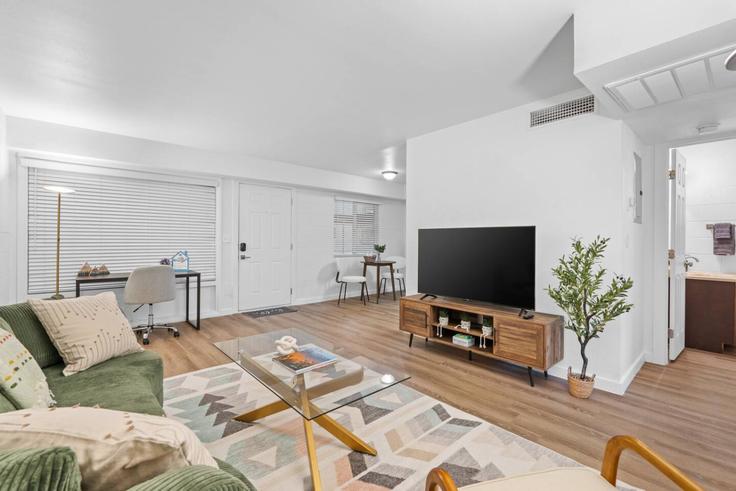 Building South Mill Avenue - house-of-living21 - 1366957 adresindeki bir dairede modern mobilyalarla zarif bir şekilde tasarlanmış oturma odası Tempe, Tempe Building South Mill Avenue - house-of-living21 - 1366957 adresindeki bir dairede modern mobilyalarla zarif bir şekilde tasarlanmış oturma odası Tempe, Tempe