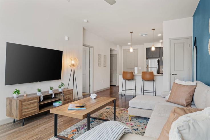 Elegant gestaltetes Wohnzimmer mit moderner Einrichtung in einer Wohnung im Building West Broadway Road - house-of-living21 - 1366958 in Tempe, Tempe Elegant gestaltetes Wohnzimmer mit moderner Einrichtung in einer Wohnung im Building West Broadway Road - house-of-living21 - 1366958 in Tempe, Tempe